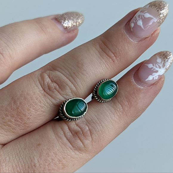 Small green stone silver stud earrings - Picture 5 of 8